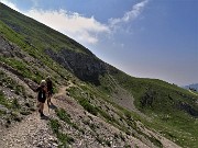 21 Io salgo da Capanna 2000, le signore scendono al rifugio, ....parliamo di fiori e di montagna 